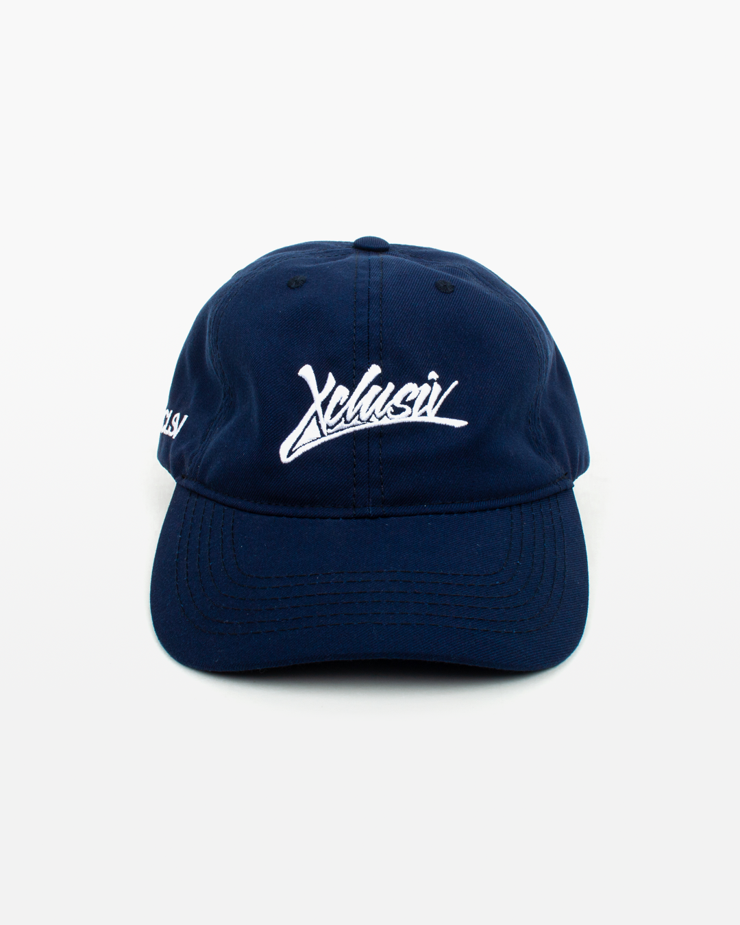 gorra azul marino con bordado de la firma xclusiv