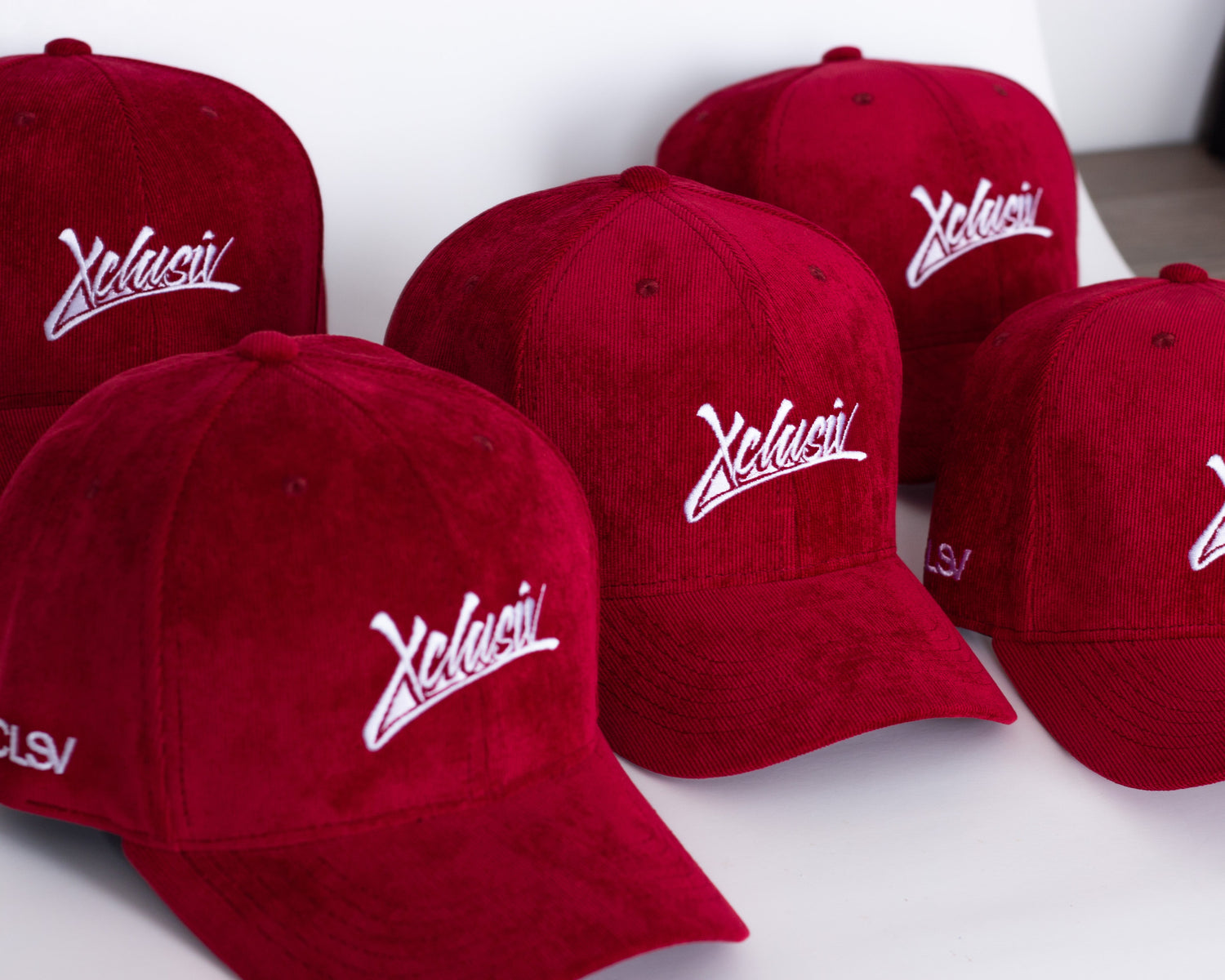 Agrega estilo urbano a tu look con nuestras gorras snapback exclusivas. Diseños variados y de calidad para complementar cualquier outfit para hombres jóvenes y juveniles. Descubre más en nuestra tienda en línea
