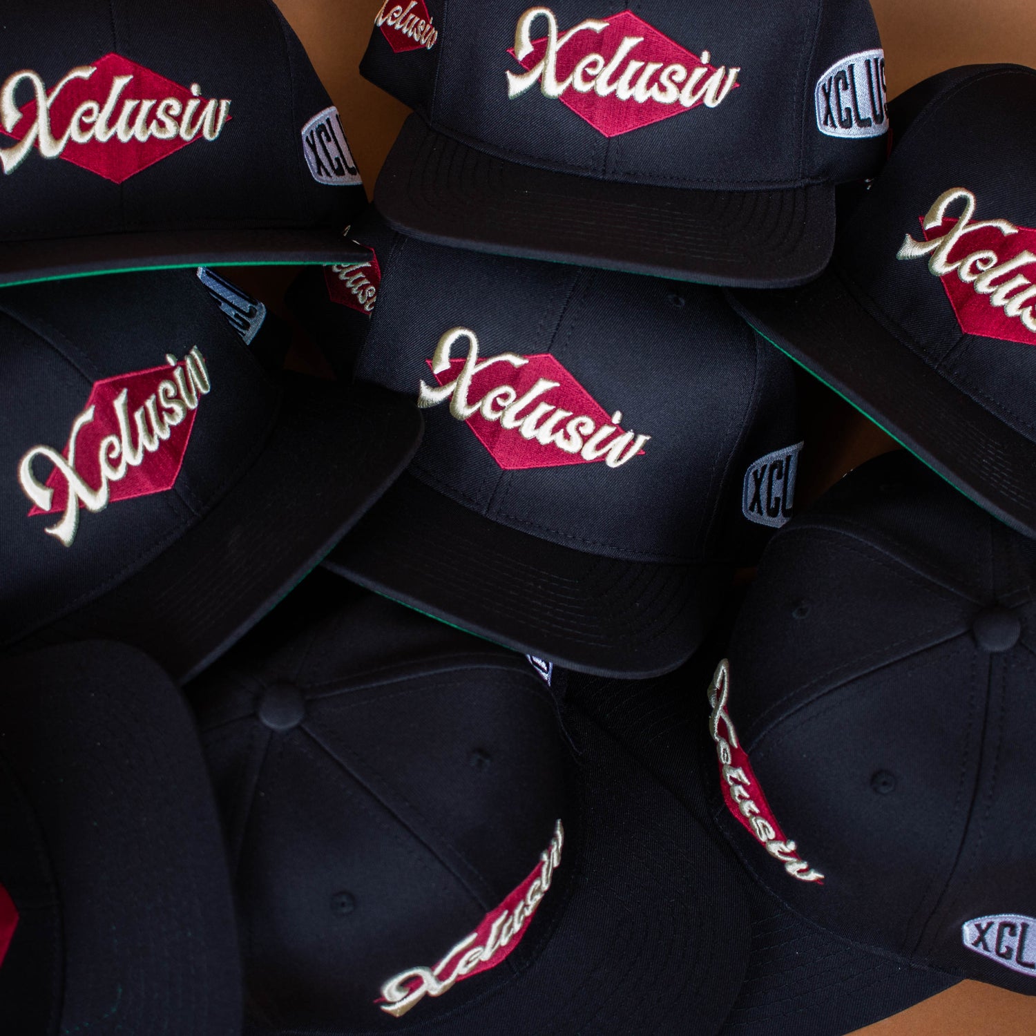 Encuentra la gorra perfecta para complementar tu outfit urbano con Xclusiv Headwear. Variedad de diseños de snapbacks y gorras de marca para hombres jóvenes y la última tendencia de moda. 