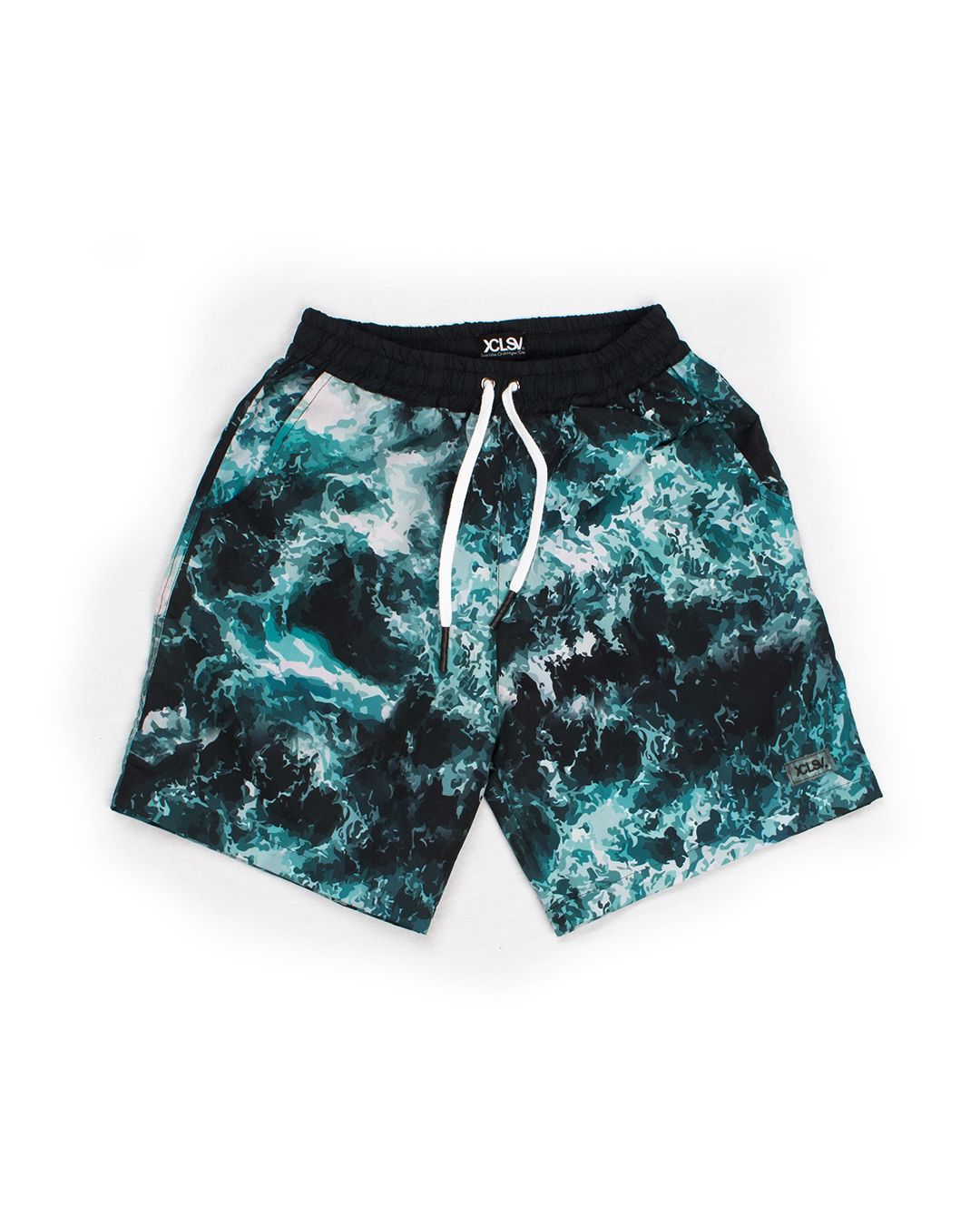 "Disfruta del verano con nuestros swim shorts de alta calidad y variedad de diseños. Compra ahora en Xclusiv Clothing, tu marca de ropa urbana y streetwear favorita. Outfit perfecto para hombre y tendencia de moda.