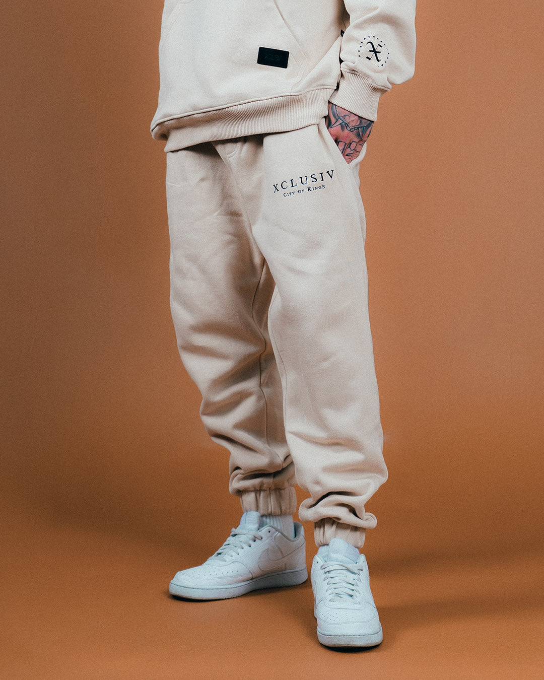 "Descubre nuestra amplia selección de pants de alta calidad y diseños exclusivos en Xclusiv Clothing. Perfectos para completar tu outfit urbano y juvenil. ¡Compra ahora!