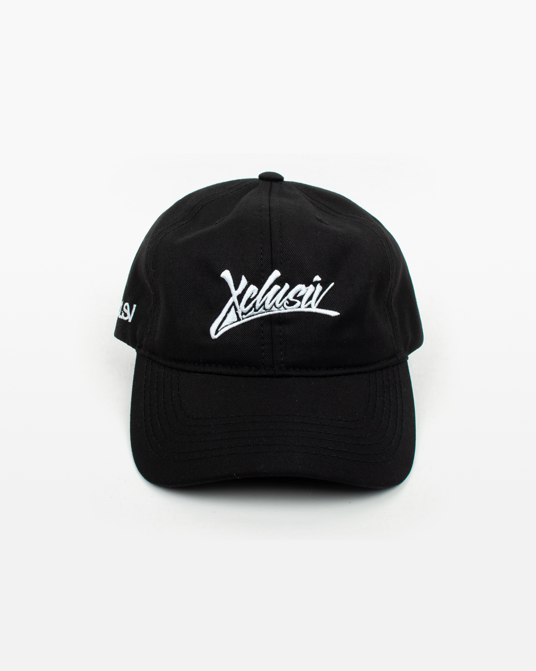 gorra negra con bordado de la firma xclusiv