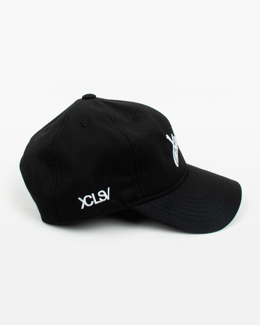 gorra negra con bordado de la firma xclusiv