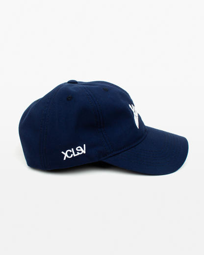 gorra azul marino con bordado de la firma xclusiv