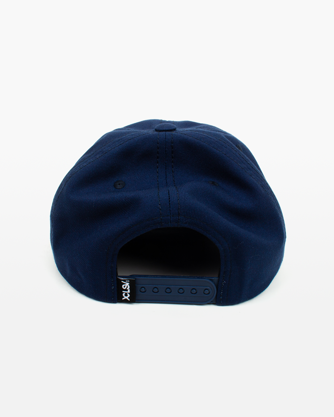 gorra azul marino con bordado de la firma xclusiv